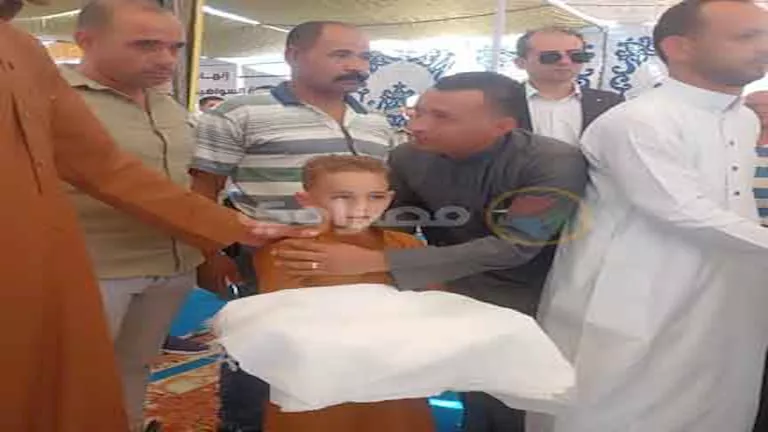 بالفيديو والصور- طفل ينهي الثأر في بني سويف.. ابن القتيل يتسلم “كفن ال