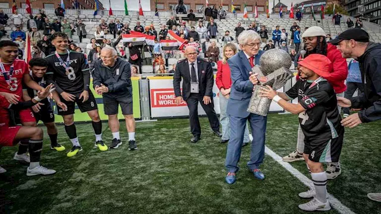 أعيش وحيدا منذ وفاة والدتي.. مصطفى شيكا من “البوفية” إلى كأس العالم