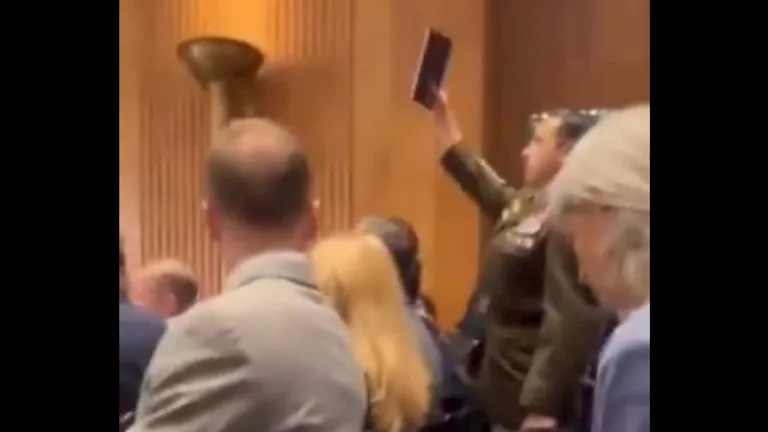 جندي أمريكي يقاطع جلسة بالكونجرس ويفضح ما يحدث في غزة “فيديو”