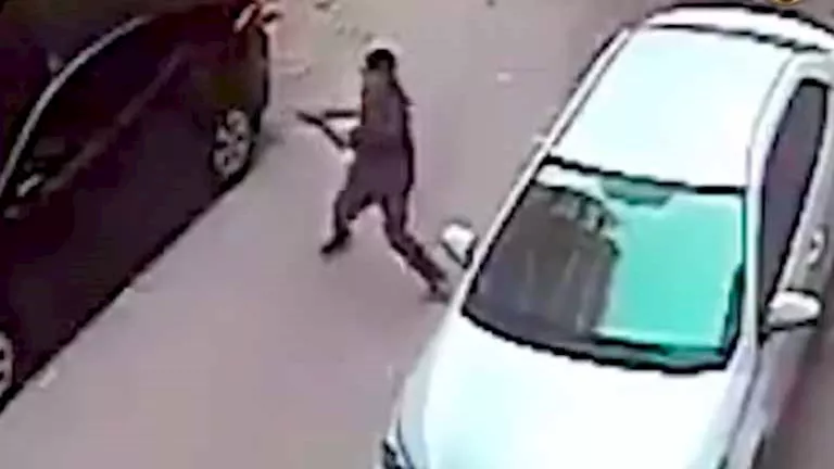 الحجر “رد في وشه”.. الأمن يكشف ملابسات فيديو محاولة سرقة سيارة