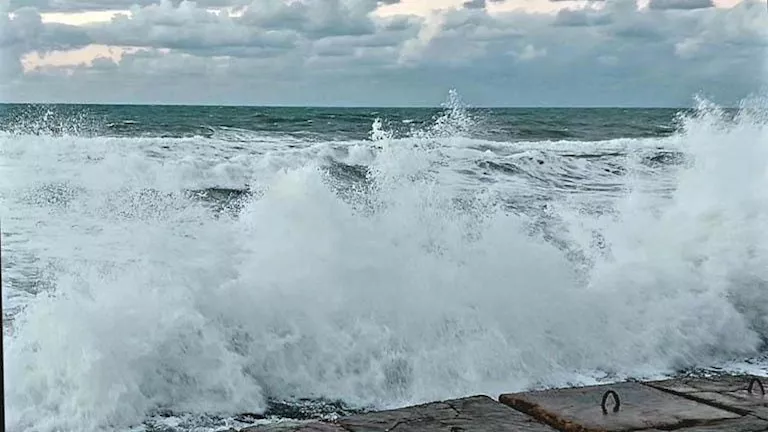 مصدر بيئي يفسر ارتفاع حركة الأمواج وانحسار المياه على شواطئ مصر (صور)