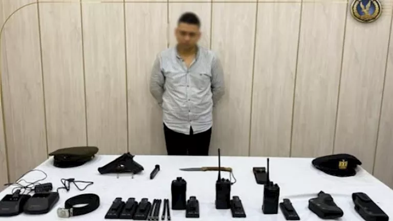 طبنجة صوت و كلبش ولاسلكي.. نهاية عاطل انتحل صفة في قبضة الأمن
