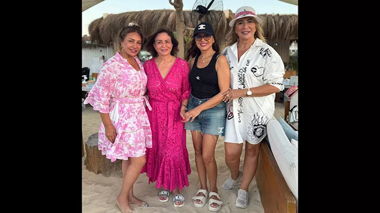 بفستان قصير على البحر.. .ليلى علوي مع إلهام شاهين وأنغام وإيناس الدغيد