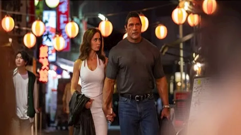 مخرج فيلم “The Smashing Machine” يفوز بجائزة الأسد الفضي في فينيسيا ال