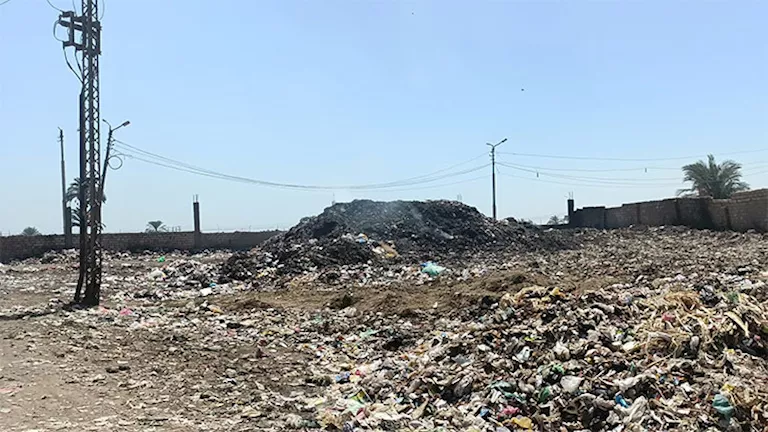 “يغتال حقولنا”.. مزارعو ماقوسة بالمنيا يستغيثون من مكب قمامة