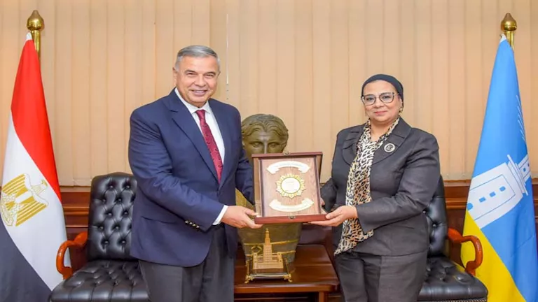 محافظ الإسكندرية يبحث مع “القومي للمرأة” دعم برامج تمكين السيدات