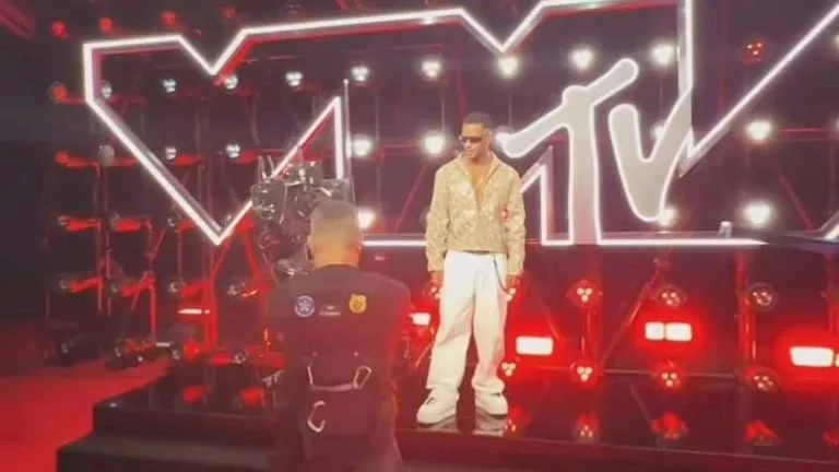 بإطلالة غريبة.. محمد رمضان يتألق في حفل جوائز “MTV VMAs 2025”