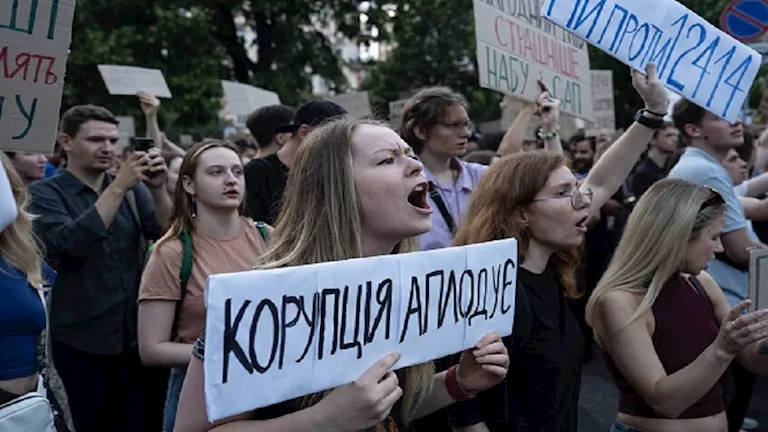 رئيس وزراء أوكرانيا الأسبق: السلطة الحاكمة في كييف على موعد مع ثأر الش