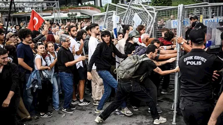 احتجاجات وحجب مواقع التواصل الاجتماعي.. ماذا يحدث في تركيا؟ (صور- فيدي