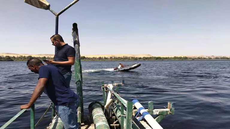 إعادة تشغيل محطة مياه الشيخ علي بعد تفتيت بقعة السولار في نيل أسوان