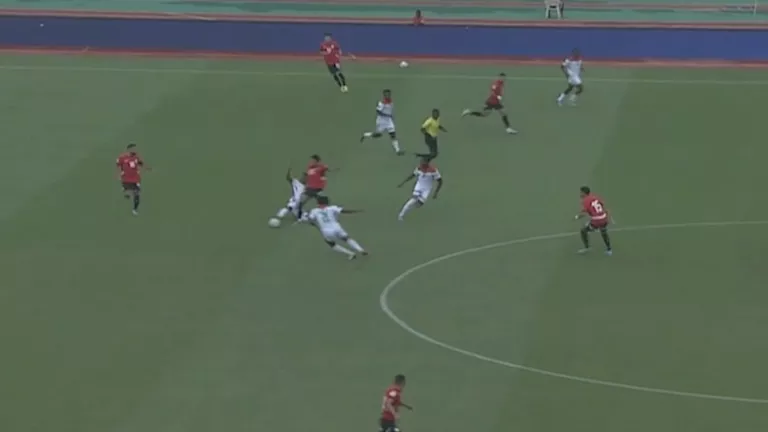 10 صور لإصابة عمر مرموش أمام بوركينا فاسو في تصفيات كأس العالم 2026