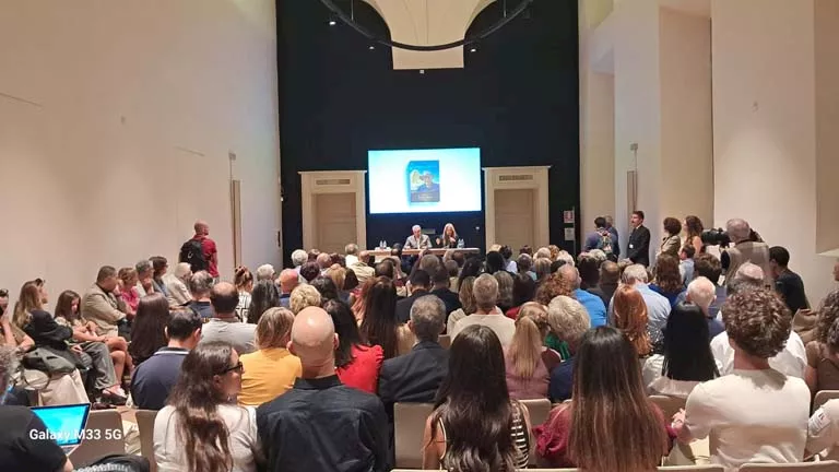 الأكاديمية الأثرية بروما تختار زاهي حواس عضوًا شرفيًا وتمنحه دبلومة تق