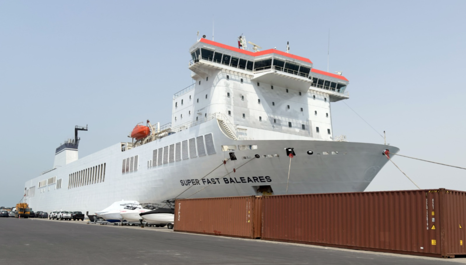 عمليات تحميل المساعدات على “سفينة الإمارات الإنسانية” تتواصل استعدادا للتوجه لقطاع غزة