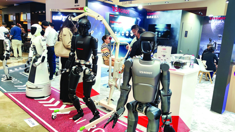 شاشات ذكية لقياس الملابس افتراضياً.. وروبوتات تبيع وتحاسب