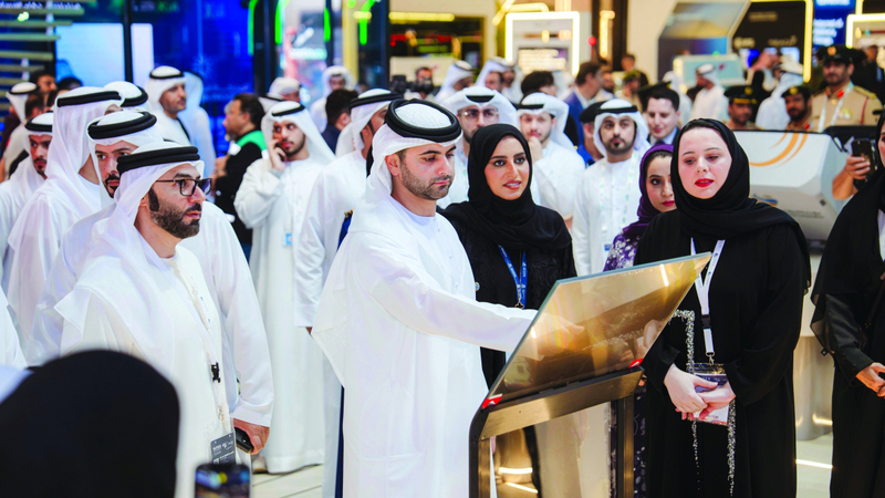 منصور بن محمد يوجّه بتطوير منظومة لتحليل المخاطر في منافذ دبي بالذكاء الاصطناعي