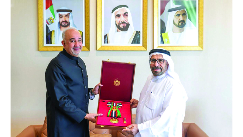 رئيس الدولة يمنح السفير الباكستاني وسام زايد الثاني من الطبقة الأولى