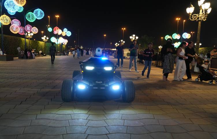 الدورية الروبوتية لشرطة دبي تباشر أولى مهامها في القرية العالمية