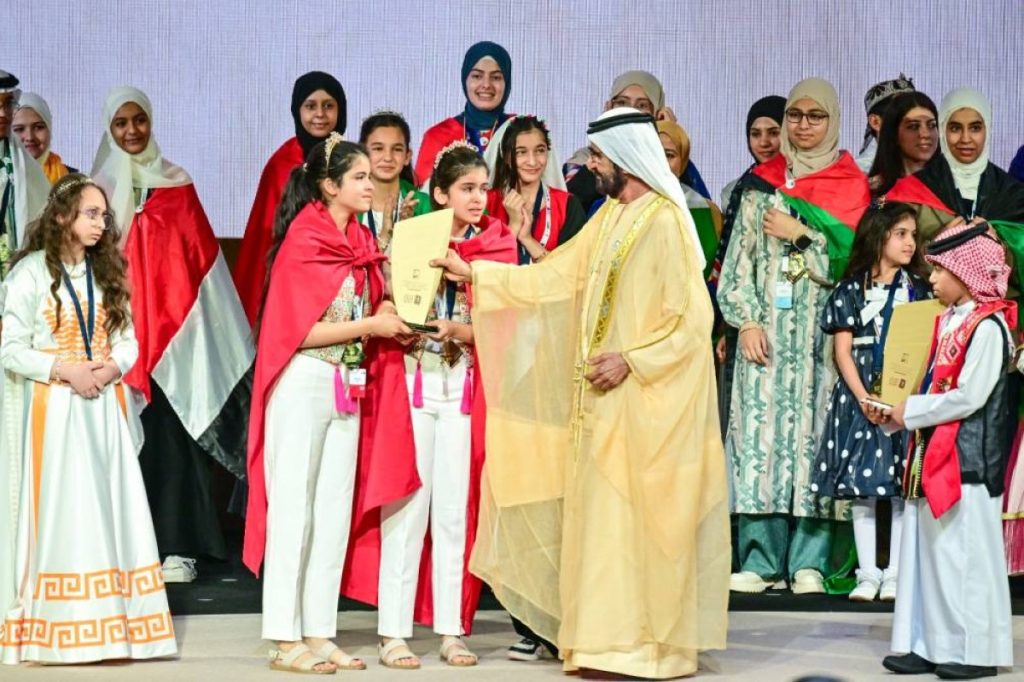 محمد بن راشد يتوّج التوأم بيسان وبيلسان كوكة بطلتي تحدي القراءة العربي