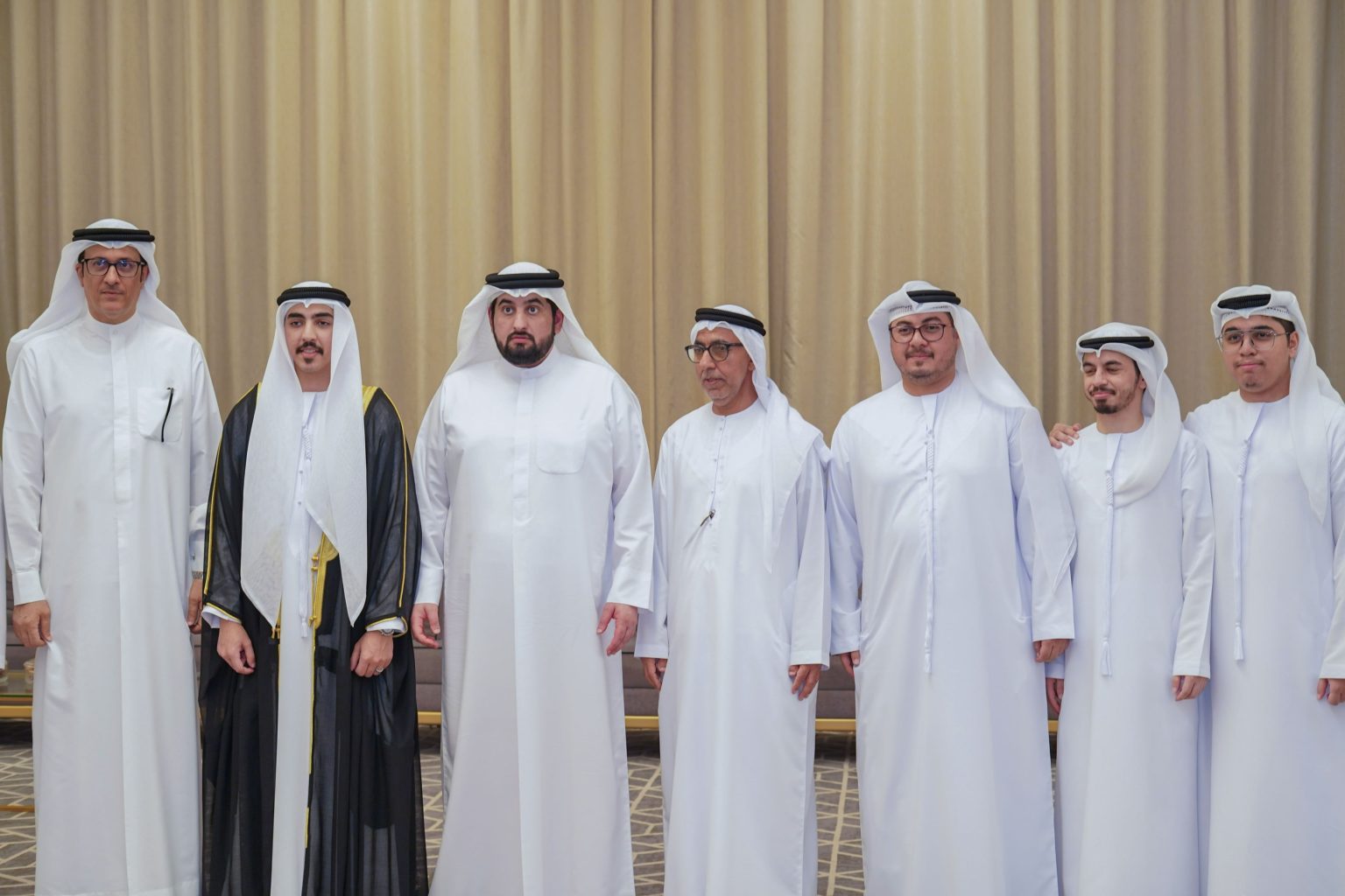 أحمد بن محمد يحضر أفراح المرزوقي والحمادي