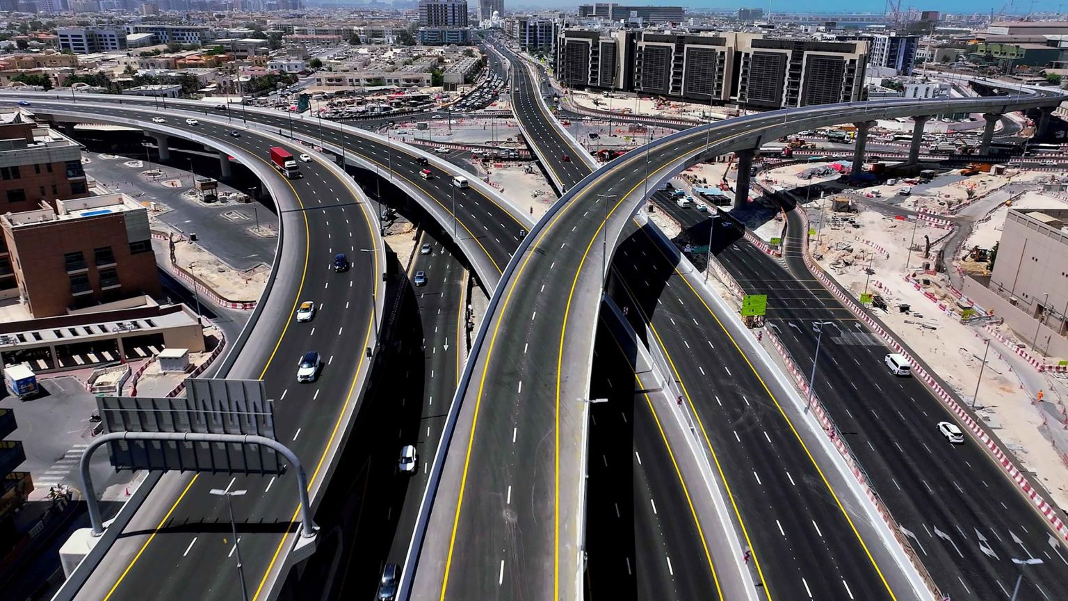 175 مليار درهم استثمارات دبي لتطوير شبكة الطرق ومنظومة النقل خلال العقدين الماضيين