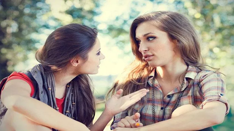 احذر المجاملة المفرطة.. 5 علامات تكشف الصديق المزيف