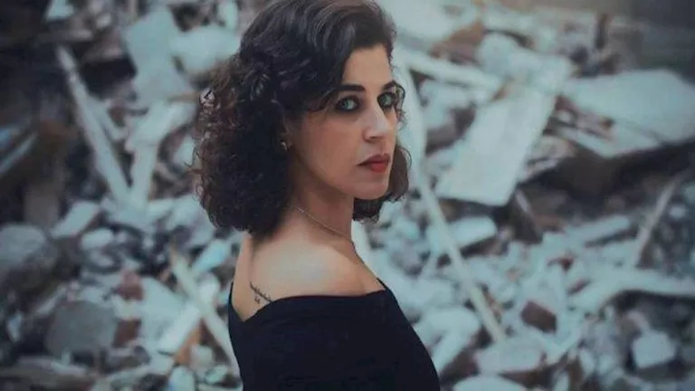 منى هلا ترد على انتقادات زواجها المدني: “كل واحد يخليه في نفسه”