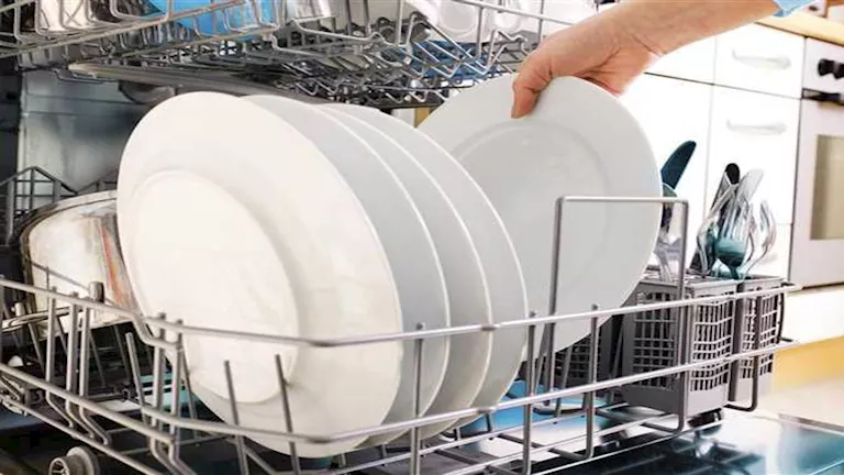 3 أدوات شائعة لا يجب وضعها في غسالة الأطباق