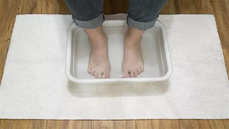 تأثير نقع القدمين في الماء الدافئ بالملح ليلا.. مفاجأة لن تتخيلها