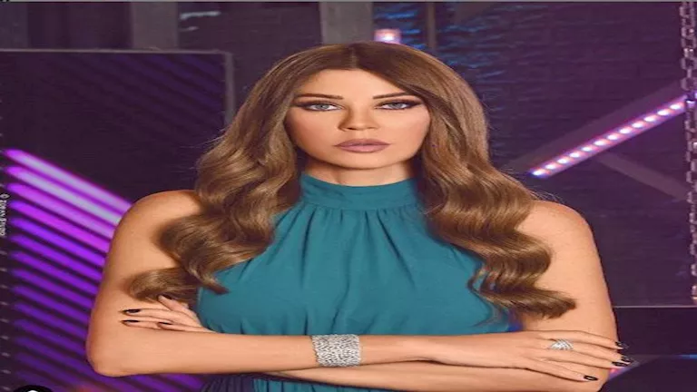 خطفت الأنظار في شوارع باريس بإطلالتها الجريئة.. من هي كارلا حداد؟