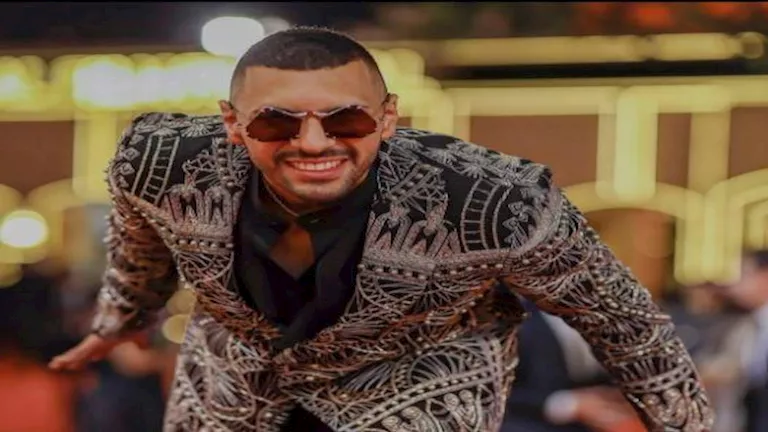 بدلة من الخمسينات.. حسن أبو الروس بإطلالة أنيقة في افتتاح مهرجان الجون