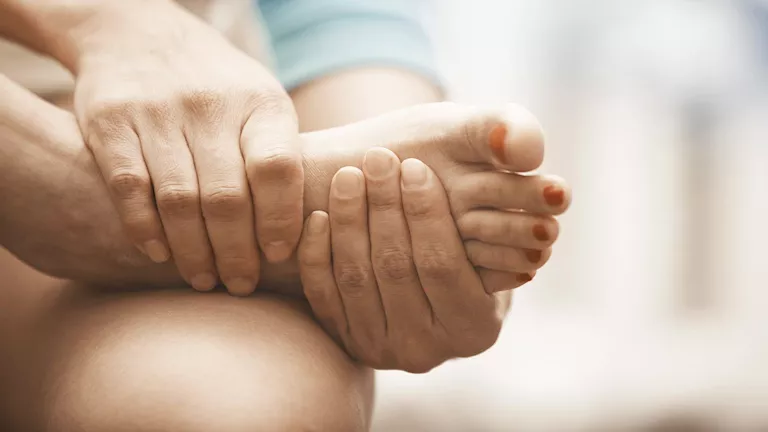 الوقوف الطويل يهدد صحة ساقيك.. 3 عادات تحميك من المضاعفات