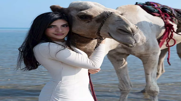 “مريم”.. قصة أول إماراتية تشارك في مسابقة ملكة جمال الكون 2025