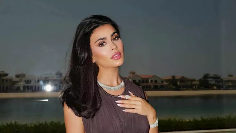 “جاذبية اللون الأسود”.. يمني خوري تخطف الأنظار بإطلالتها