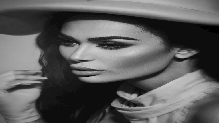 نادين الراسي بإطلالة جريئة بالأبيض والأسود: “بدك تعيش بسلام اكتفي”