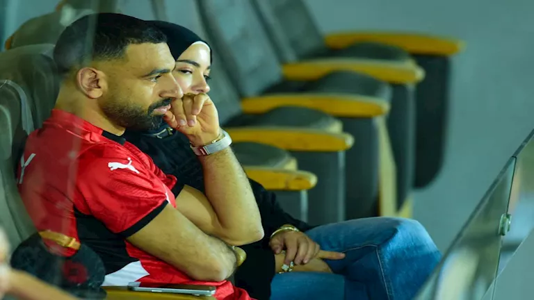 6 صور لمحمد صلاح وزوجته في مباراة مصر وغينيا بيساو