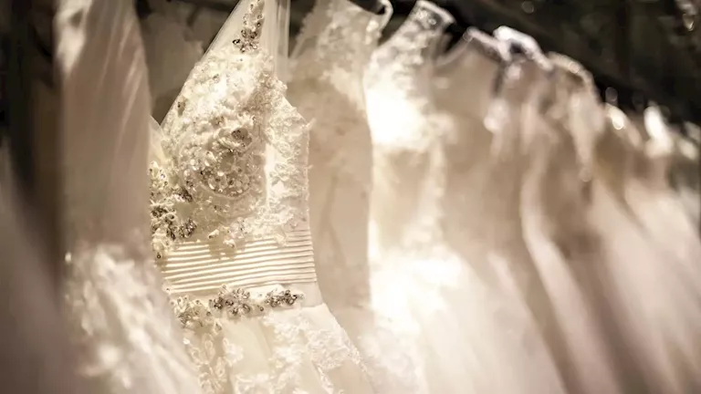 مخدرات مخبأة داخل فستان زفاف.. لن تتوقع ماذا حدث؟ (فيديو)