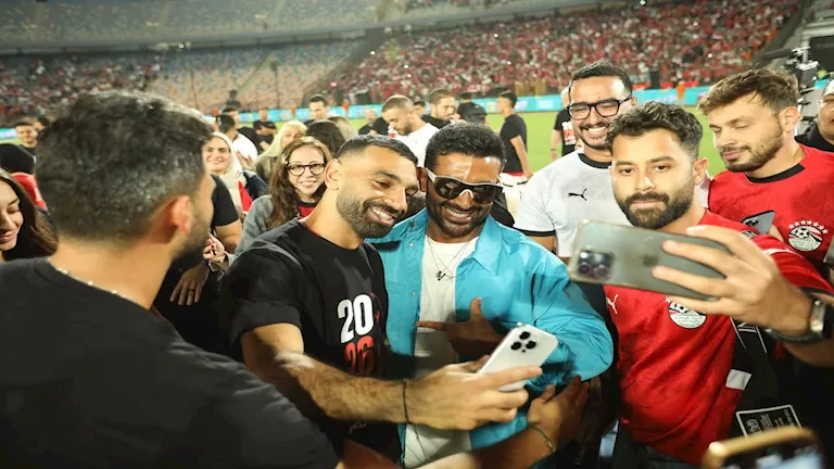 “سيلفي مع صلاح”.. أحمد سعد ينشر صورًا من احتفالية تأهل مصر لكأس العالم