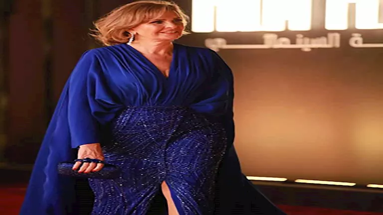 بتطريزات أنيقة وشال شيفون.. يسرا تتألق بإطلالة ملكية على السجادة الحمر