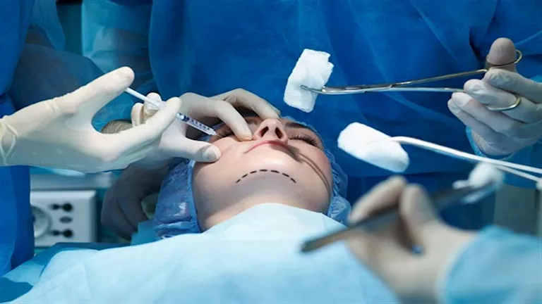 مخاطر غير متوقعة للإفراط في عمليات التجميل.. تعرف عليها