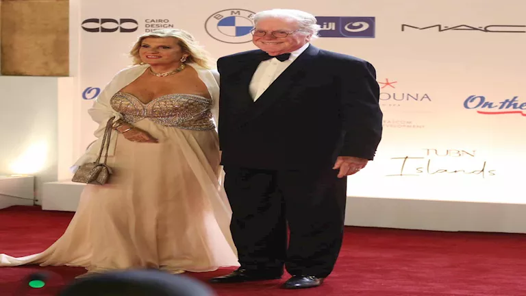 بالكاب والشورت.. حسين فهمي وزوجته في فعاليات مهرجان الجونة