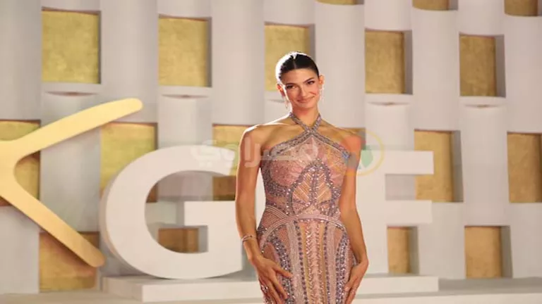 9 صور.. تارا عماد تستعرض فستانها بحفل افتتاح مهرجان الجونة