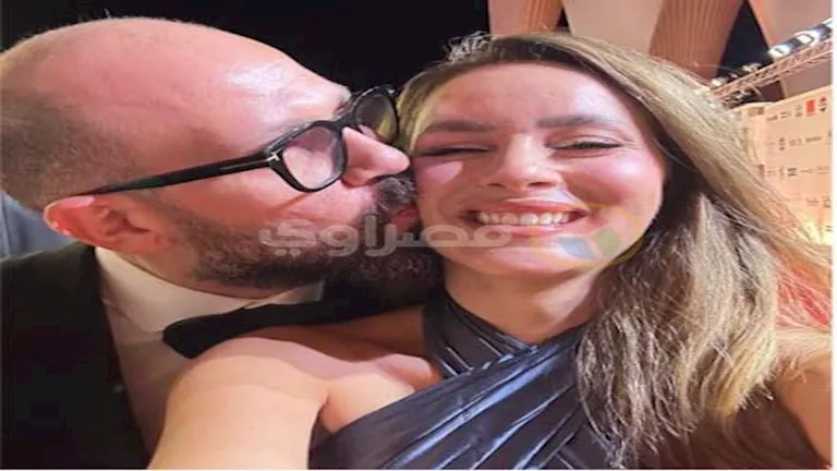 بسنت وفراج وجميلة وحافظ.. قبلات رومانسية بين النجوم وأزواجهم في مهرجان