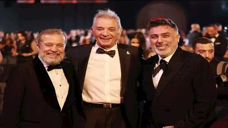 محمود حميدة بإطلالة أنيقة في ثاني أيام الجونة