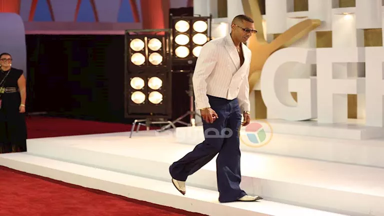 بيلعب بتفاحة على الريد كاربت..حسن أبو الروس يثير الجدل بالجونة السينما