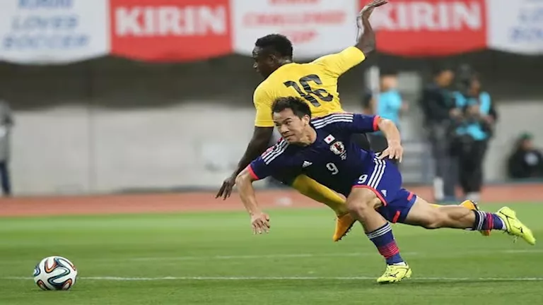 نجم سابق في الدوري الإنجليزي يُسجن بسبب “غاز الضحك”.. ما القصة؟