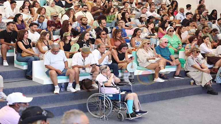 عمر عبدالعزيز يظهر على كرسي متحرك في جلسة مئوية يوسف شاهين بمهرجان الج