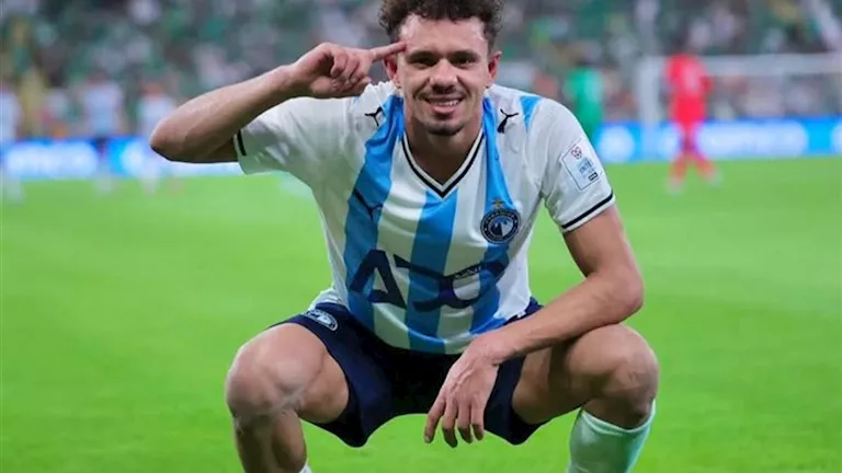 زلاكة يخطف الأنظار باحتفاله بالتتويج بالسوبر الأفريقي مع بيراميدز