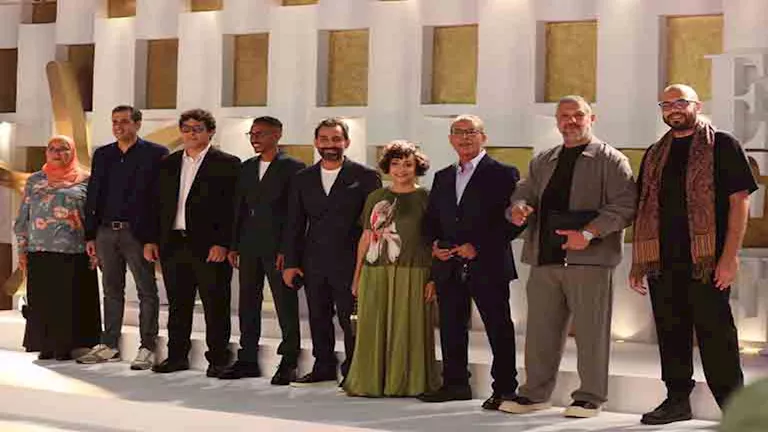 صنّاع فيلم “50 متر” على السجادة الحمراء في مهرجان الجونة السينمائي