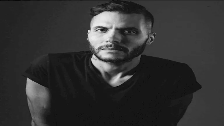 بعد وفاة والدة أمير عيد.. كايروكي تؤجل حفلها والجمهور يطالب بإلغائه