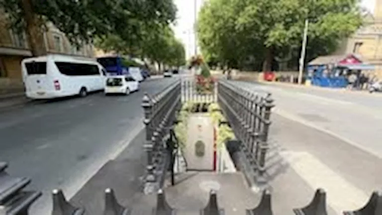 يقدم وجبتين فقط.. مرحاض عام تحت الأرض يتحول إلى فندق غريب “فيديو وصور”